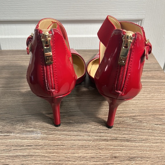 LIZ CLAIBORNE RED PATENT LEATHER HEELS POINTY TOE BACK ZIPPER HEELS SIZE 9M - Picture 8 of 9